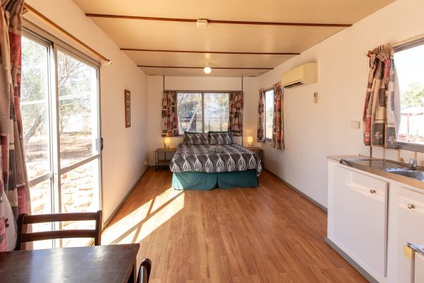 cabin2a5191B460-3C95-5183-5B6E-776A3D62E701.jpg